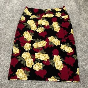 Lularoe pencil skirt roses design. Size large. EUC. Great for work Cassie style